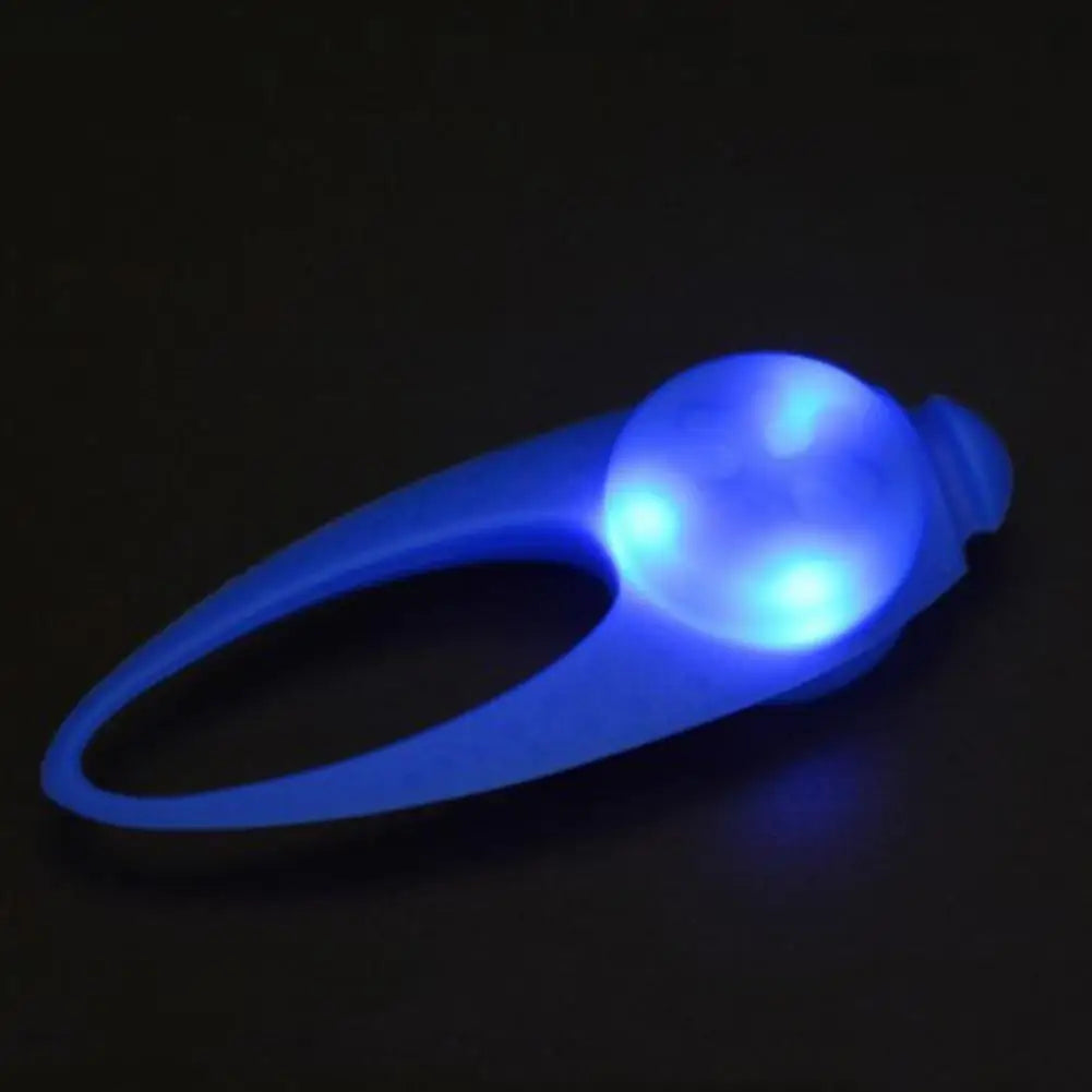 05-LED safety pendant with 3 lighting modes for dog visibility at night.