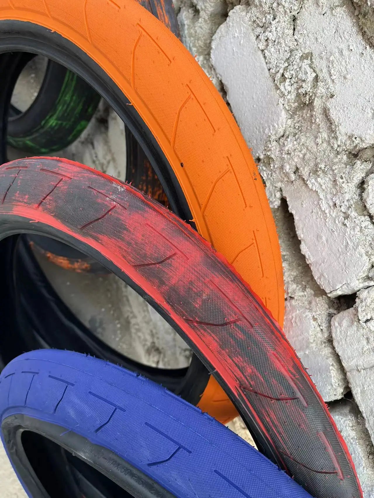 00-aPneumatici BMX Freestyle 20x2.5 – Grip Estremo e Colori Glitch