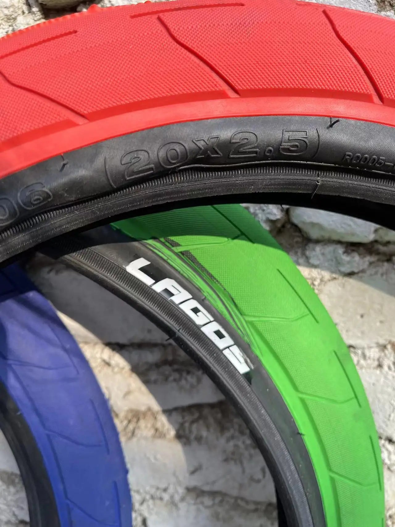 00-aPneumatici BMX Freestyle 20x2.5 – Grip Estremo e Colori Glitch